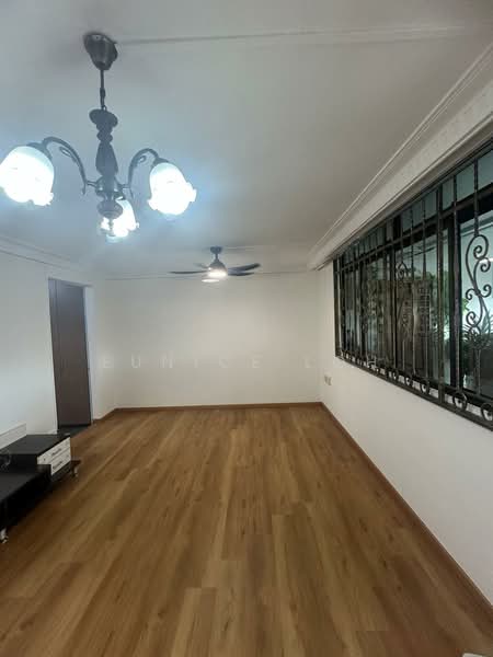 350 Bukit Batok Street 34, 350 Bukit Batok Street 34, 3 Bedrooms, 904 sqft, HDB Flat For Rent, by Eunice Loh, 500157951 - Living Room - PropertyGuru.com.sg