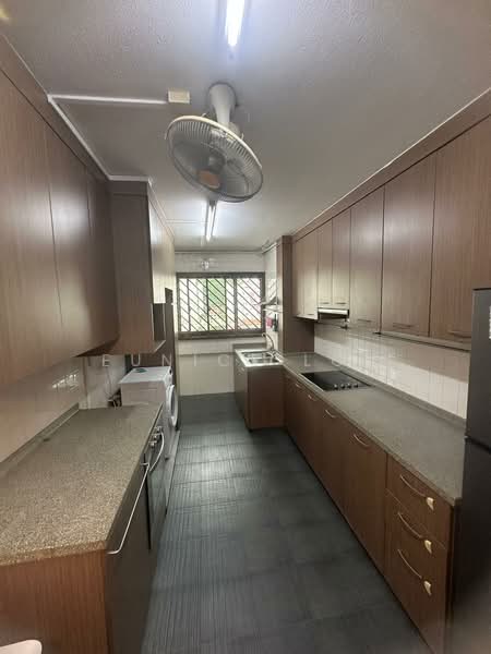 350 Bukit Batok Street 34, 350 Bukit Batok Street 34, 3 Bedrooms, 904 sqft, HDB Flat For Rent, by Eunice Loh, 500157951 - Kitchen - PropertyGuru.com.sg