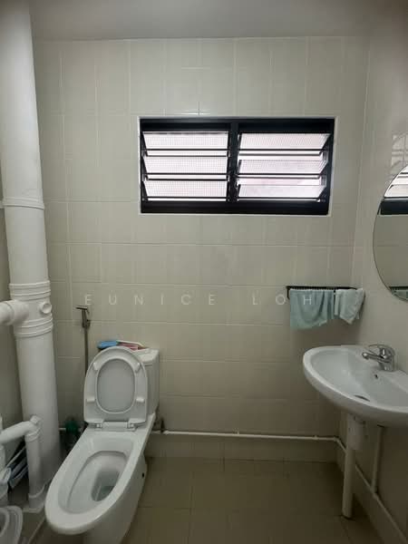 350 Bukit Batok Street 34, 350 Bukit Batok Street 34, 3 Bedrooms, 904 sqft, HDB Flat For Rent, by Eunice Loh, 500157951 - Bathroom - PropertyGuru.com.sg