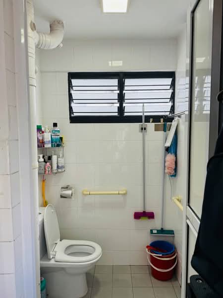 220 Yishun Street 21, 220 Yishun Street 21, 2 Bedrooms, 721 sqft, HDB Flat For Rent, by Zane Soo 苏昱能, 500157958 - Bathroom - PropertyGuru.com.sg