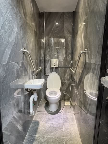 Arab Street, , 1,740 sqft, Office For Rent, by Inderjit Singh, 500157967 - Bathroom - CommercialGuru.com.sg