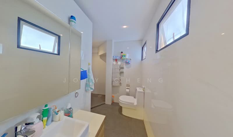 156 Tampines Street 12, 156 Tampines Street 12, 3 Bedrooms, 1,614 sqft, HDB Flat For Sale, by Joey Cheng, 500157976 - Master Bathroom - PropertyGuru.com.sg