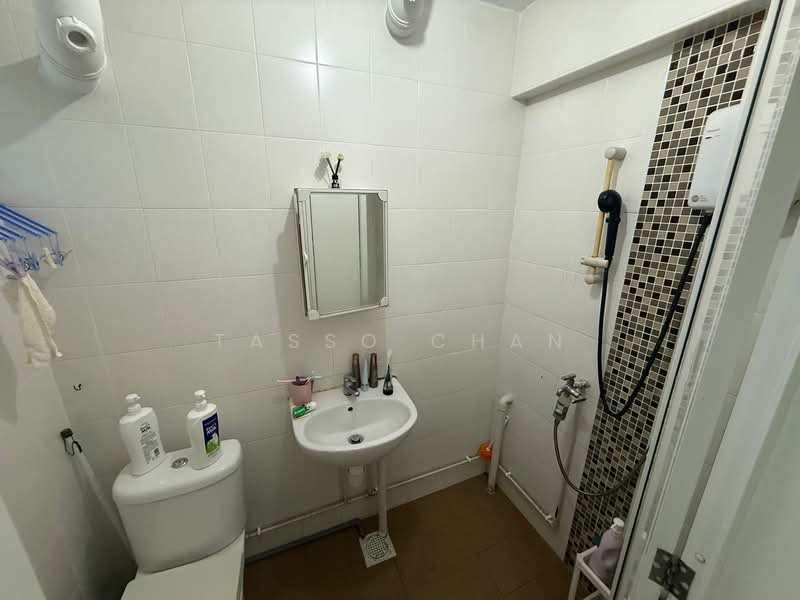 445 Tampines Street 42, 445 Tampines Street 42, 2 Bedrooms, 689 sqft, HDB Flat For Sale, by Tasso Chan, 500157990 - Bathroom - PropertyGuru.com.sg
