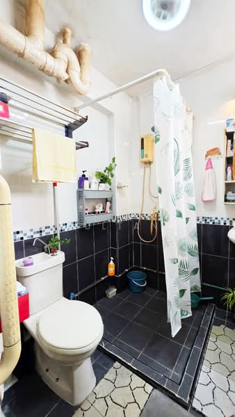 621 Bedok Reservoir Road, 621 Bedok Reservoir Road, 3 Bedrooms, 1,302 sqft, HDB Flat For Sale, by Ina Sultan, 500158001 - Bathroom - PropertyGuru.com.sg