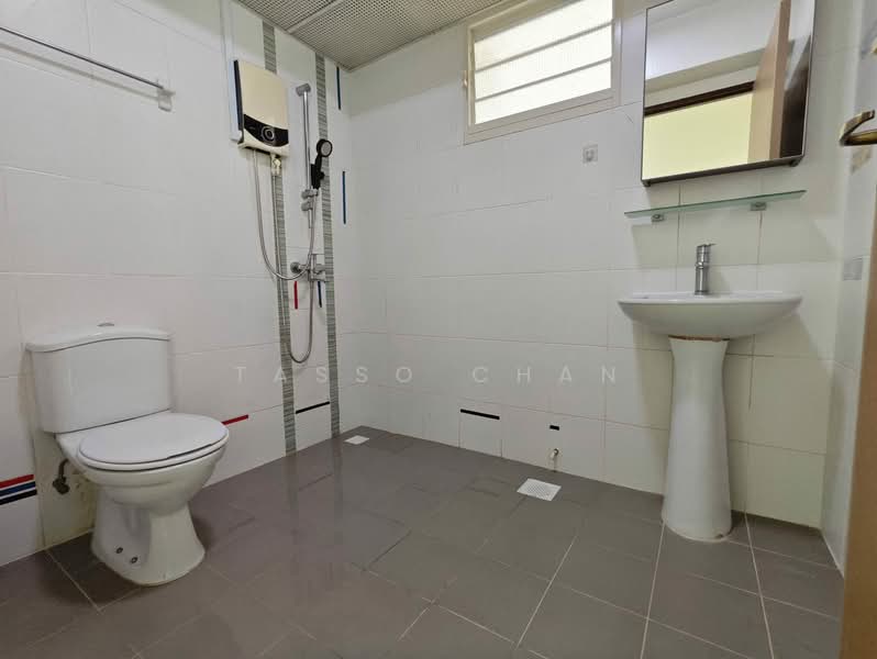 296A Bukit Batok Street 22, 296A Bukit Batok Street 22, 3 Bedrooms, 1,216 sqft, HDB Flat For Rent, by Tasso Chan, 500158027 - Bathroom - PropertyGuru.com.sg