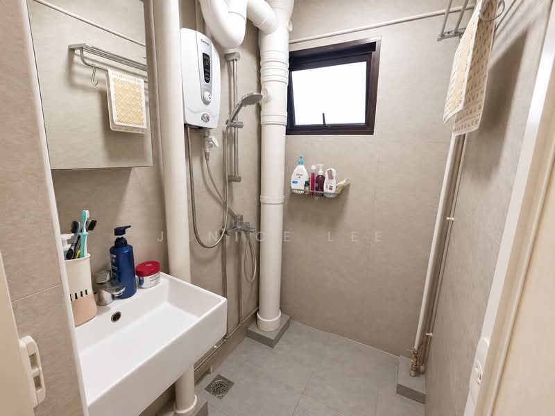 129 Kim Tian Road, 129 Kim Tian Road, 3 Bedrooms, 947 sqft, HDB Flat For Rent, by Janice Lee, 500158052 - Bathroom - PropertyGuru.com.sg