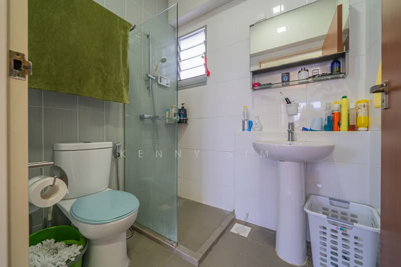 878A Tampines Avenue 8, 878A Tampines Avenue 8, 2 Bedrooms, 732 sqft, HDB Flat For Sale, by Kenny Sim, 500158071 - Bathroom - PropertyGuru.com.sg