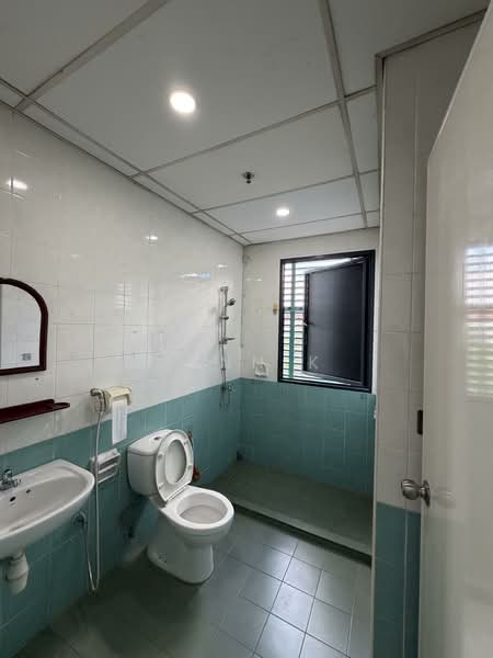 Toh Guan Centre, 21 Toh Guan Road East, 1,668 sqft, Factory / Workshop (B2) For Sale, by Jenn K, 500158089 - Bathroom - CommercialGuru.com.sg