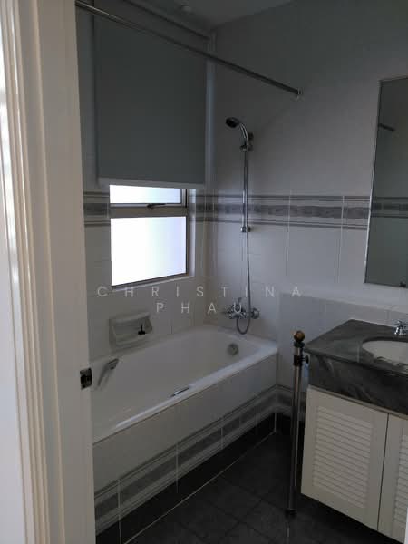 Leonie Condotel, 2 Leonie Hill Road, 4 Bedrooms, 2,715 sqft, Condominium For Rent, by Christina Phau, 500158099 - Bathroom - PropertyGuru.com.sg