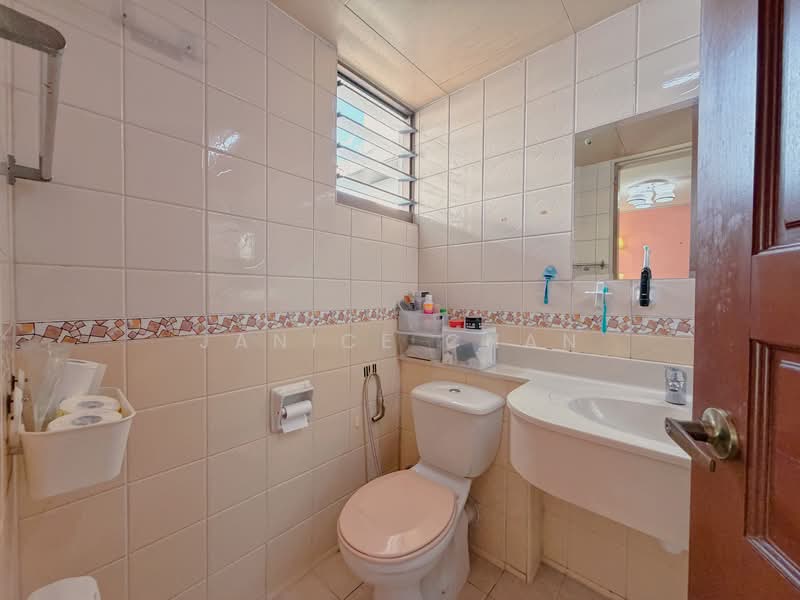 678D Jurong West Street 64, 678D Jurong West Street 64, 3 Bedrooms, 1,184 sqft, HDB Flat For Sale, by Janice Chan, 500158134 - Bathroom - PropertyGuru.com.sg
