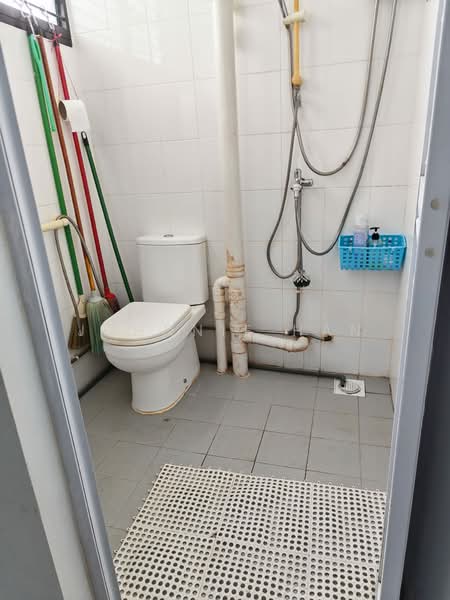 108 Bedok Reservoir Road, 108 Bedok Reservoir Road, 2 Bedrooms, 721 sqft, HDB Flat For Rent, by Johnnie Han, 500158144 - Bathroom - PropertyGuru.com.sg