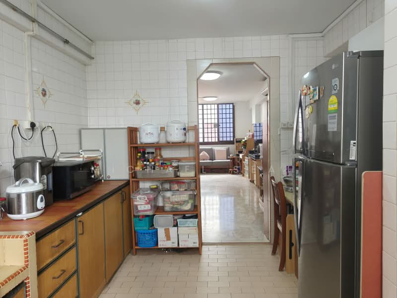 652 Hougang Avenue 8, 652 Hougang Avenue 8, 2 Bedrooms, 743 sqft, HDB Flat For Sale, by Michael Seah, 500158159 - Kitchen - PropertyGuru.com.sg