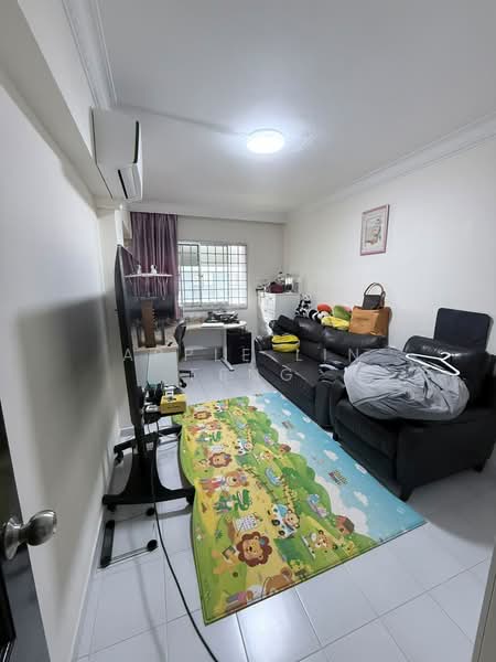 923 Jurong West Street 92, 923 Jurong West Street 92, 4 Bedrooms, 1,313 sqft, HDB Flat For Sale, by Apple Lin Feng, 500158170 - Living Room - PropertyGuru.com.sg