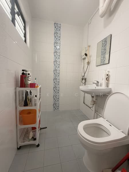 325 Serangoon Avenue 3, 325 Serangoon Avenue 3, 3 Bedrooms, 1,119 sqft, HDB Flat For Sale, by Jackie Chan, 500158177 - Bathroom - PropertyGuru.com.sg