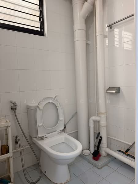 325 Serangoon Avenue 3, 325 Serangoon Avenue 3, 3 Bedrooms, 1,119 sqft, HDB Flat For Sale, by Jackie Chan, 500158177 - Bathroom - PropertyGuru.com.sg
