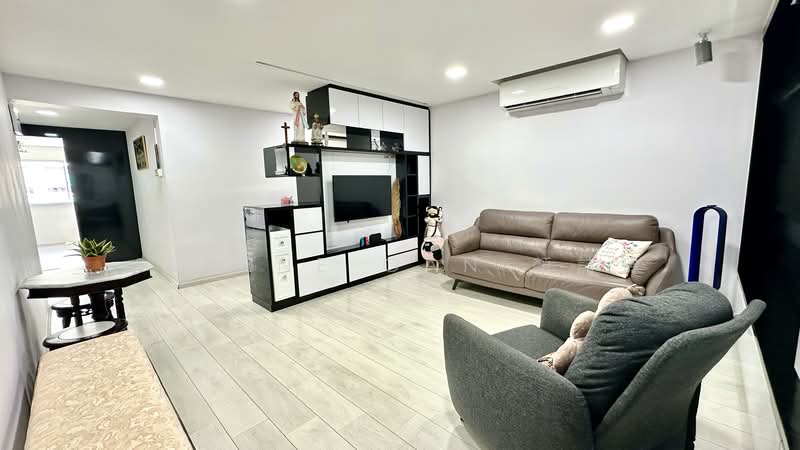 131 Bedok North Avenue 3, 131 Bedok North Avenue 3, 3 Bedrooms, 990 sqft, HDB Flat For Sale, by Serene Gan 顏詩玲, 500158178 - Living Room - PropertyGuru.com.sg