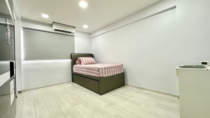131 Bedok North Avenue 3, 131 Bedok North Avenue 3, 3 Bedrooms, 990 sqft, HDB Flat For Sale, by Serene Gan 顏詩玲, 500158178 - Master Bedroom - PropertyGuru.com.sg