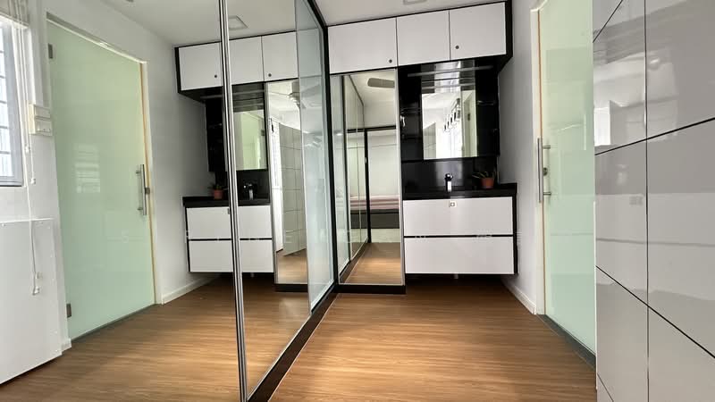 131 Bedok North Avenue 3, 131 Bedok North Avenue 3, 3 Bedrooms, 990 sqft, HDB Flat For Sale, by Serene Gan 顏詩玲, 500158178 - Walk in closet  - PropertyGuru.com.sg