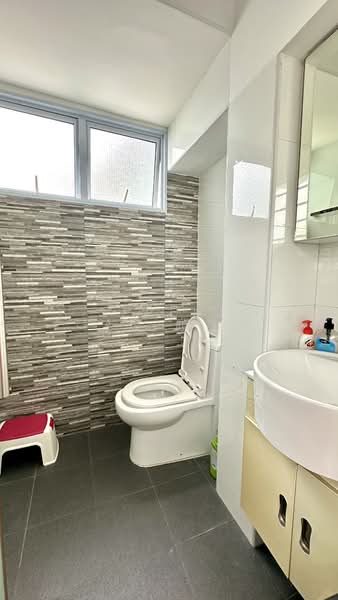 131 Bedok North Avenue 3, 131 Bedok North Avenue 3, 3 Bedrooms, 990 sqft, HDB Flat For Sale, by Serene Gan 顏詩玲, 500158178 - Bathroom - PropertyGuru.com.sg