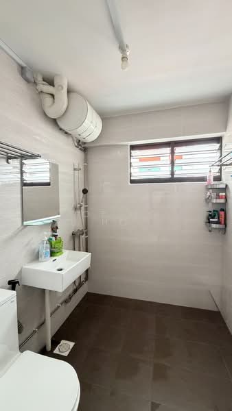 294 Choa Chu Kang Avenue 2, 294 Choa Chu Kang Avenue 2, 3 Bedrooms, 1,098 sqft, HDB Flat For Sale, by Joe Ng Xu Hong 黄緒汯, 500158187 - Bathroom - PropertyGuru.com.sg