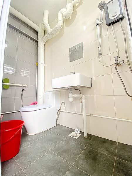 950 Jurong West Street 91, 950 Jurong West Street 91, 3 Bedrooms, 1,130 sqft, HDB Flat For Sale, by Eugene Chen, 500158199 - Bathroom - PropertyGuru.com.sg