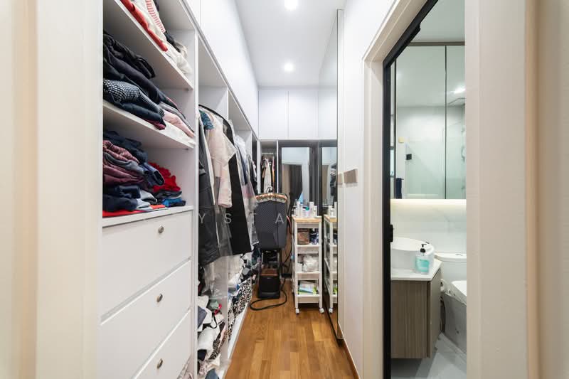 Super Cheap Freehold 4 Bedroom Mins walk to MRT, , 4 Bedrooms, 1,281 sqft, Apartment For Sale, by Crystan Lim, 500158261 - Master Bedroom, Walk in Wardrobe - PropertyGuru.com.sg