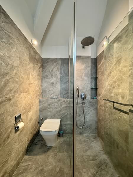 Siglap Lodge, 95 Upper East Coast Road, 4 Bedrooms, 1,884 sqft, Apartment For Rent, by Shawn Low, 500158271 - Master Bathroom - PropertyGuru.com.sg