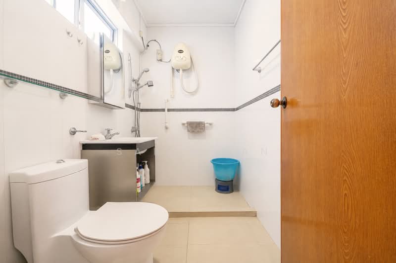 245 Tampines Street 21, 245 Tampines Street 21, 3 Bedrooms, 1,539 sqft, HDB Flat For Sale, by Sarah Tan, 500158285 - Bathroom - PropertyGuru.com.sg