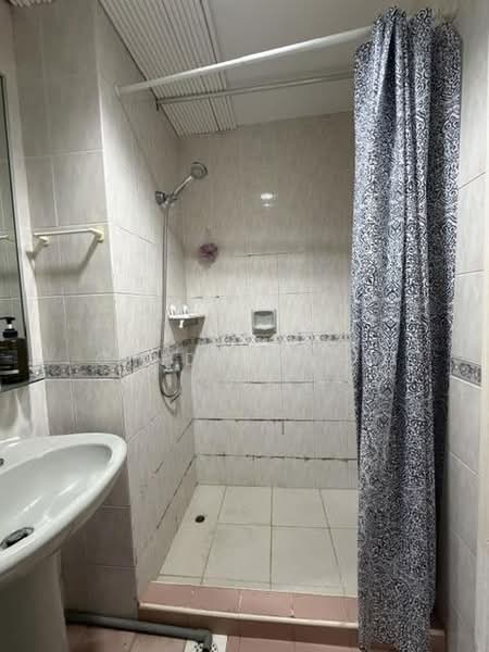 Versailles, 133 Hemmant Road, Room Rental, 150 sqft, Condominium For Rent, by Cindy Chew, 500158287 - Bathroom - PropertyGuru.com.sg