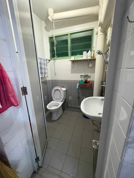 363 Bukit Batok Street 31, 363 Bukit Batok Street 31, 2 Bedrooms, 732 sqft, HDB Flat For Sale, by Esther Lim, 500158305 - Bathroom - PropertyGuru.com.sg