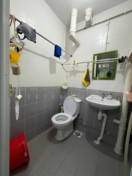 363 Bukit Batok Street 31, 363 Bukit Batok Street 31, 2 Bedrooms, 732 sqft, HDB Flat For Sale, by Esther Lim, 500158305 - Bathroom - PropertyGuru.com.sg