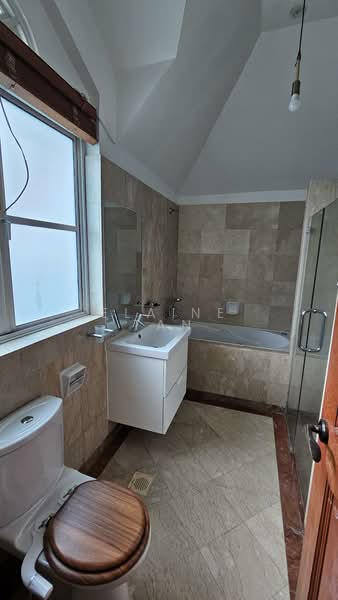 Fernhill Cottage, 70 Fernhill Road, 4 Bedrooms, 2,174 sqft, Cluster House For Sale, by Elaine Tan, 500158362 - Bathroom - PropertyGuru.com.sg