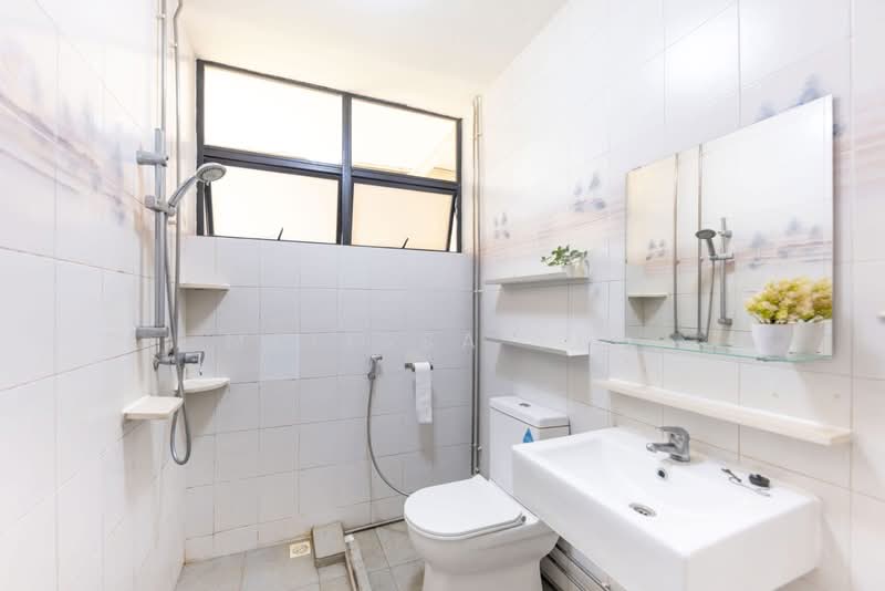 80b Meyer road, Meyer road, 6 Bedrooms, 6,400 sqft, Semi-Detached House For Rent, by Melissa Yeo, 500158377 - Bathroom - PropertyGuru.com.sg