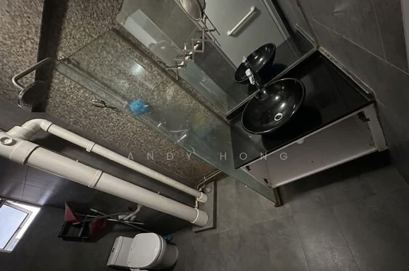 556 Jurong West Street 42, 556 Jurong West Street 42, 3 Bedrooms, 1,614 sqft, HDB Flat For Sale, by Sandy Hong, 500158395 - Bathroom - PropertyGuru.com.sg