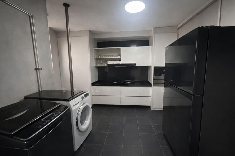 556 Jurong West Street 42, 556 Jurong West Street 42, 3 Bedrooms, 1,614 sqft, HDB Flat For Sale, by Sandy Hong, 500158395 - Kitchen - PropertyGuru.com.sg