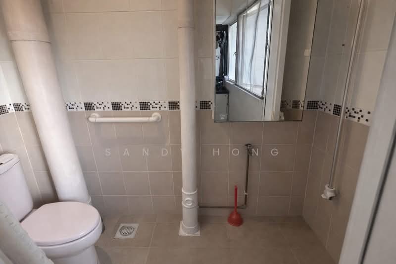 556 Jurong West Street 42, 556 Jurong West Street 42, 3 Bedrooms, 1,614 sqft, HDB Flat For Sale, by Sandy Hong, 500158395 - Bathroom - PropertyGuru.com.sg