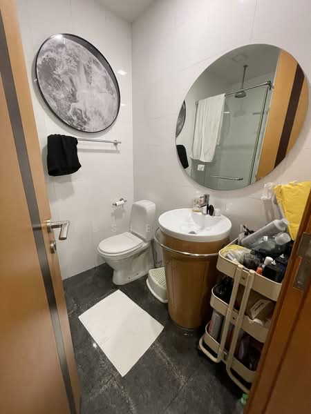 Visioncrest, 33 Oxley Rise, 2 Bedrooms, 926 sqft, Condominium For Rent, by Jessie Chan, 500158418 - Bathroom - PropertyGuru.com.sg