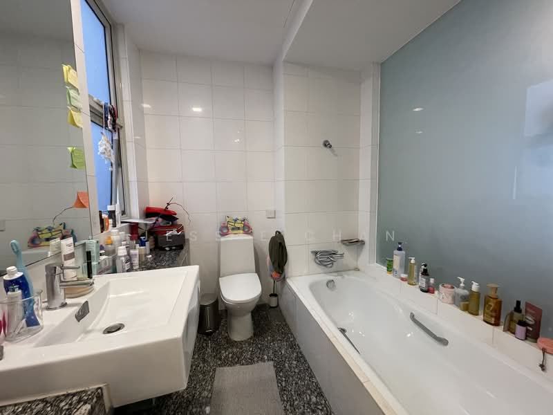 Visioncrest, 33 Oxley Rise, 2 Bedrooms, 926 sqft, Condominium For Rent, by Jessie Chan, 500158418 - Bathroom - PropertyGuru.com.sg