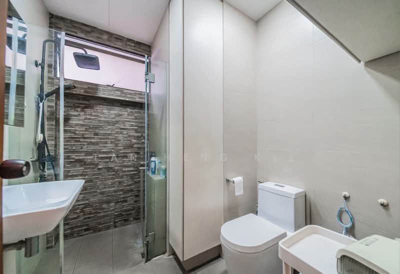 Eastern Lagoon II, 202 Upper East Coast Road, 3 Bedrooms, 1,378 sqft, Condominium For Sale, by Tan Heng Kee, 500158432 - Common Bathroom - PropertyGuru.com.sg