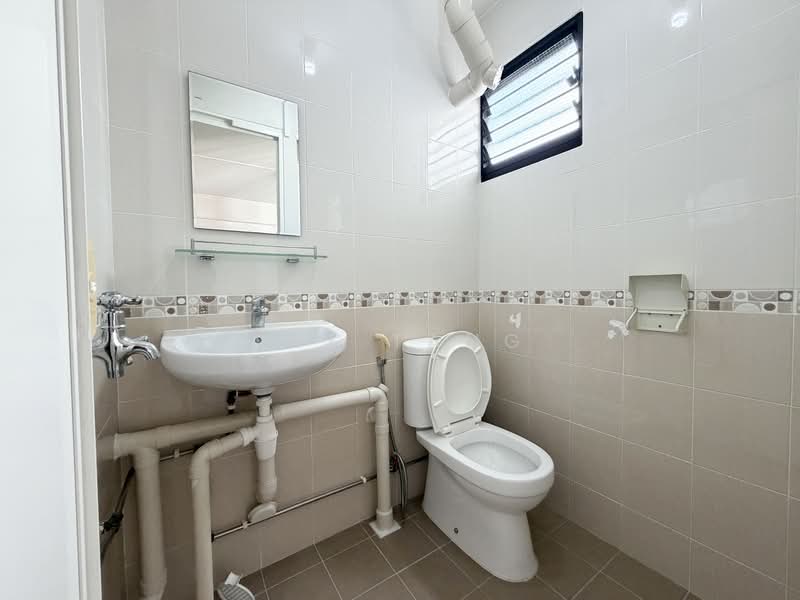 333 Clementi Avenue 2, 333 Clementi Avenue 2, 3 Bedrooms, 990 sqft, HDB Flat For Sale, by Kye Tang, 500158450 - Master Bedroom Bathroom - PropertyGuru.com.sg