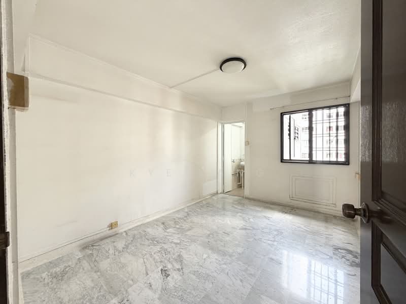 333 Clementi Avenue 2, 333 Clementi Avenue 2, 3 Bedrooms, 990 sqft, HDB Flat For Sale, by Kye Tang, 500158450 - Master Bedroom - PropertyGuru.com.sg
