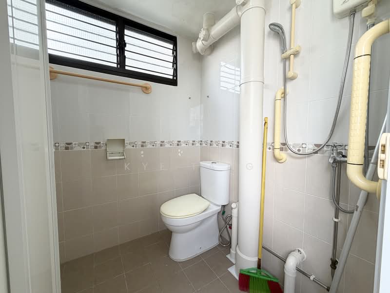 333 Clementi Avenue 2, 333 Clementi Avenue 2, 3 Bedrooms, 990 sqft, HDB Flat For Sale, by Kye Tang, 500158450 - Common Bathroom - PropertyGuru.com.sg