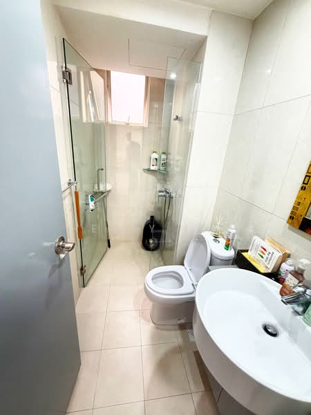 Castle Green, 483 Yio Chu Kang Road, 2 Bedrooms, 947 sqft, Condominium For Sale, by Henry Ang, 500158453 - Bathroom common - PropertyGuru.com.sg