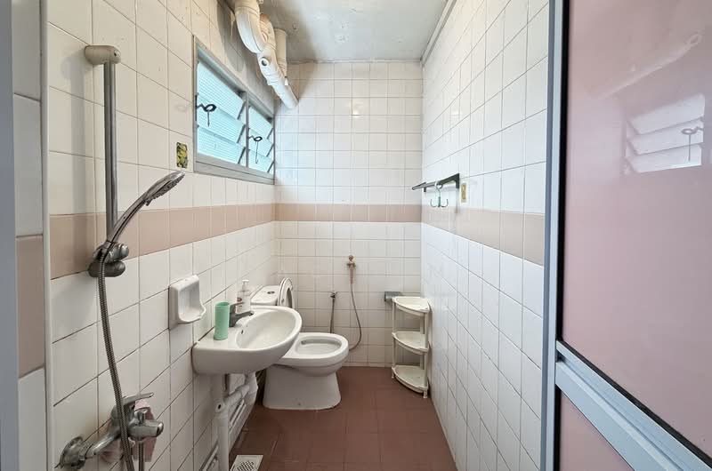 856 Jurong West Street 81, 856 Jurong West Street 81, 3 Bedrooms, 1,119 sqft, HDB Flat For Sale, by Zac Lim, 500158464 - Bathroom - PropertyGuru.com.sg