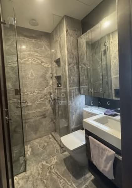 The Orchard Residences, 238 Orchard Boulevard, 3 Bedrooms, 2,174 sqft, Condominium For Rent, by Foo Hoo Seng, 500158492 - COMMON BATHROOM FOR BEDROOM 2 AND STUDY  - PropertyGuru.com.sg