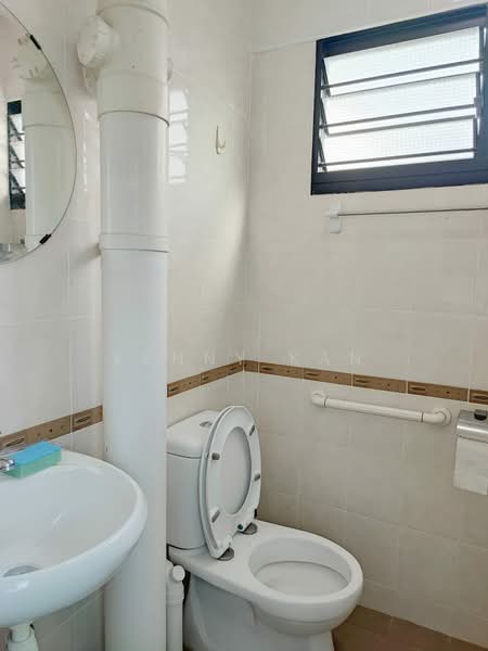 229 Bukit Batok East Avenue 3, 229 Bukit Batok East Avenue 3, 2 Bedrooms, 721 sqft, HDB Flat For Rent, by Kenny Kan, 500158498 - Bathroom - PropertyGuru.com.sg