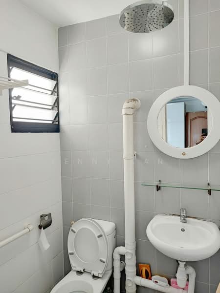 229 Bukit Batok East Avenue 3, 229 Bukit Batok East Avenue 3, 2 Bedrooms, 721 sqft, HDB Flat For Rent, by Kenny Kan, 500158498 - Bathroom - PropertyGuru.com.sg