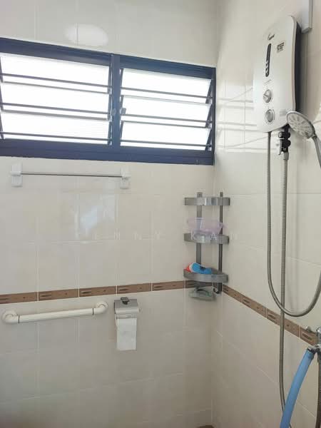 229 Bukit Batok East Avenue 3, 229 Bukit Batok East Avenue 3, 2 Bedrooms, 721 sqft, HDB Flat For Rent, by Kenny Kan, 500158498 - Bathroom - PropertyGuru.com.sg