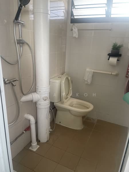 524 Jurong West Street 52, 524 Jurong West Street 52, Room Rental, 100 sqft, HDB Flat For Rent, by Susan Koh, 500158501 - Bathroom - PropertyGuru.com.sg