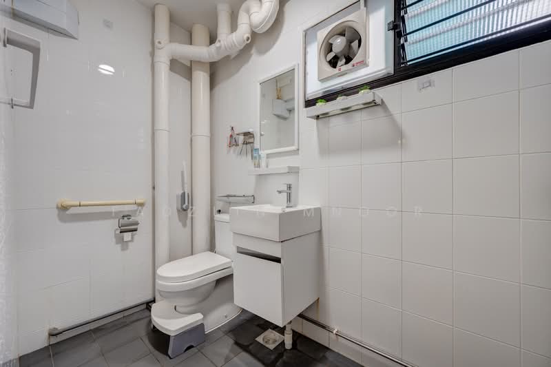174 Woodlands Street 13, 174 Woodlands Street 13, 4 Bedrooms, 1,474 sqft, HDB Flat For Sale, by Fadzlin MNoor, 500158534 - Bathroom - PropertyGuru.com.sg